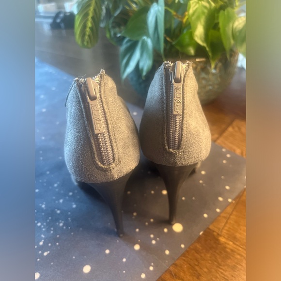 Michael Antonio Bootie Heels, Grey Suede Ankle Boots 8.5 - Picture 2 of 7